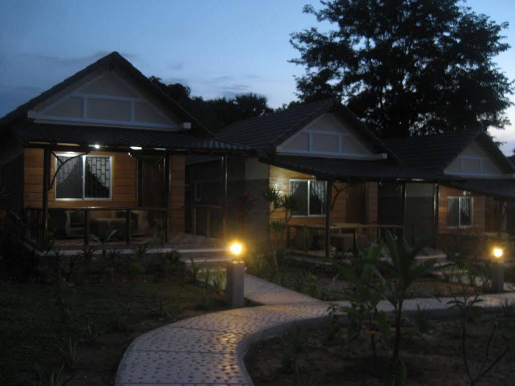 Atmaland Resort Kep Bagian luar foto